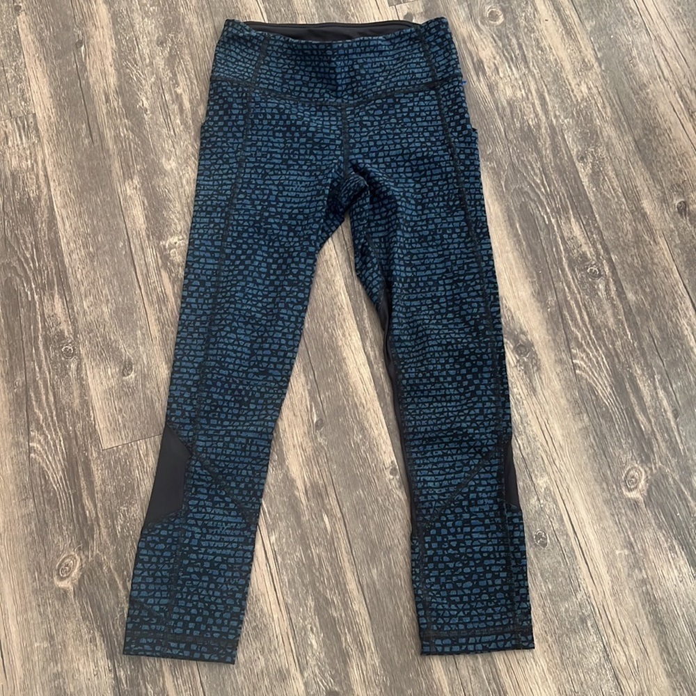 Lululemon Women's Shatter Weave
Mesh Pace Rival Crop Leggings Size 2 - Picture 5 of 12